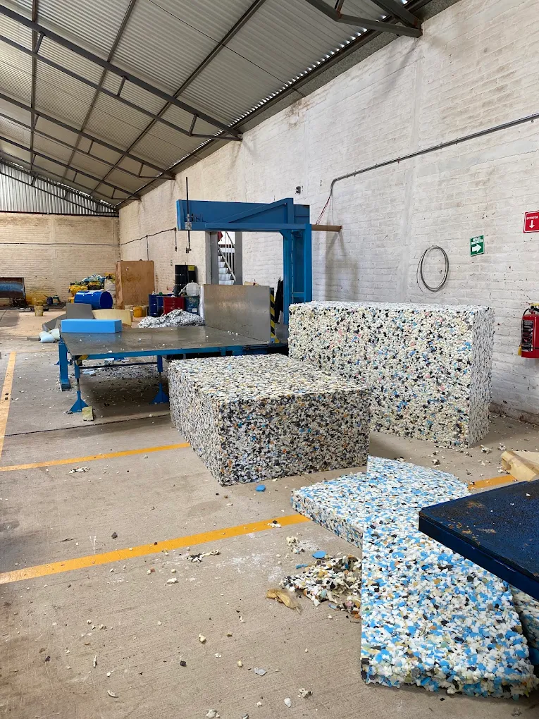 Bloques y piezas de aglutinado recién cortados en la planta de Guma