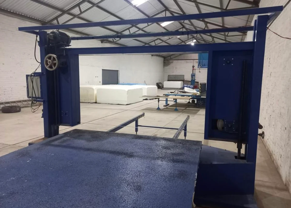 Planta de Guma en Arandas: cortadora de bloque y bloques de esponja recién espumados